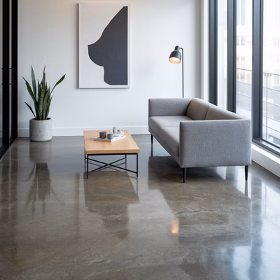 Piso de cimento queimado em uma sala de estar, combinando com móveis modernos e decoração minimalista. 1